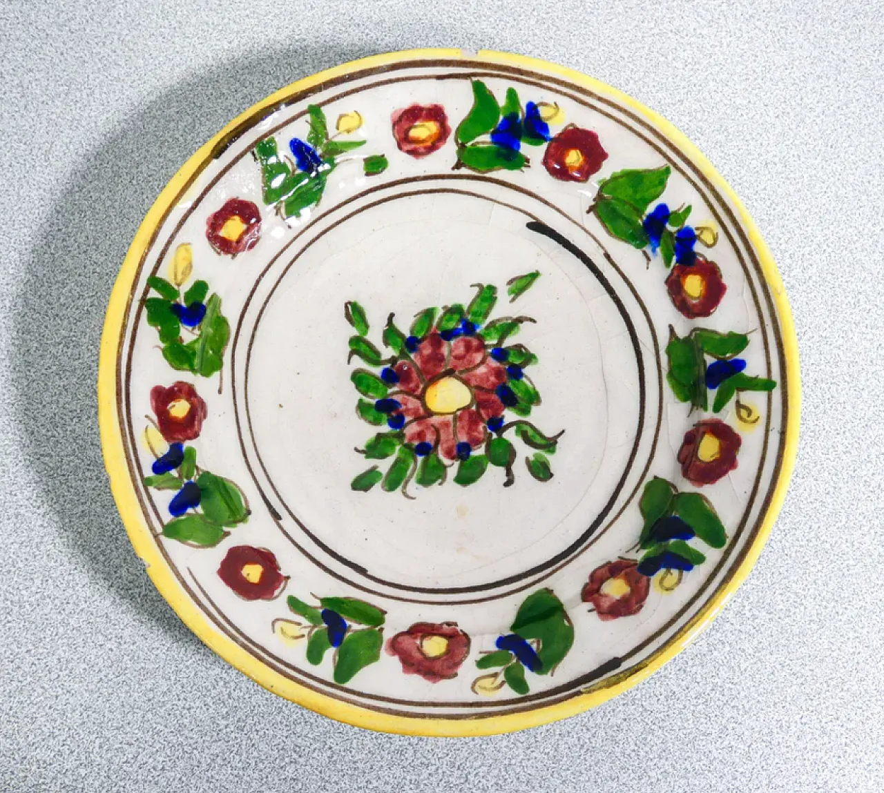 5 Hand-painted and enamelled majolica plates, 19th century 4