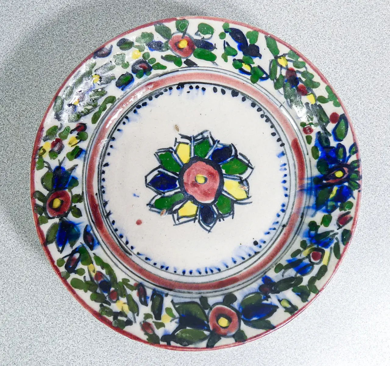 5 Hand-painted and enamelled majolica plates, 19th century 10