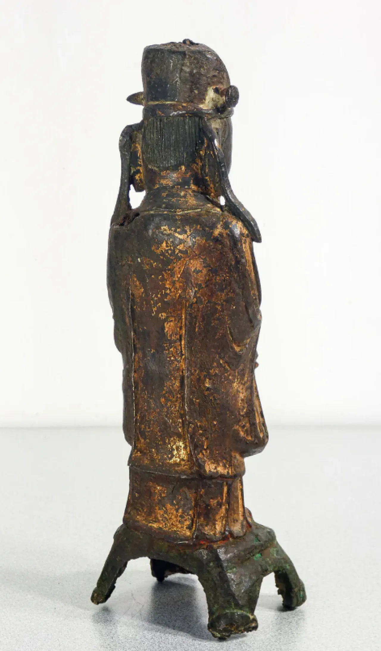 Bronze sculpture of dignitary with clasped hands, 17th century 6