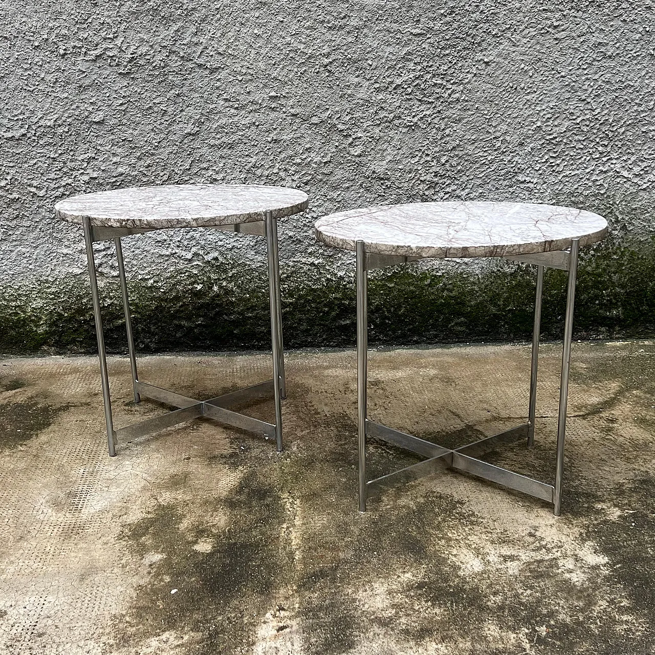 Pair of oval coffee tables in chrome-plated steel and marble, 1960s 2