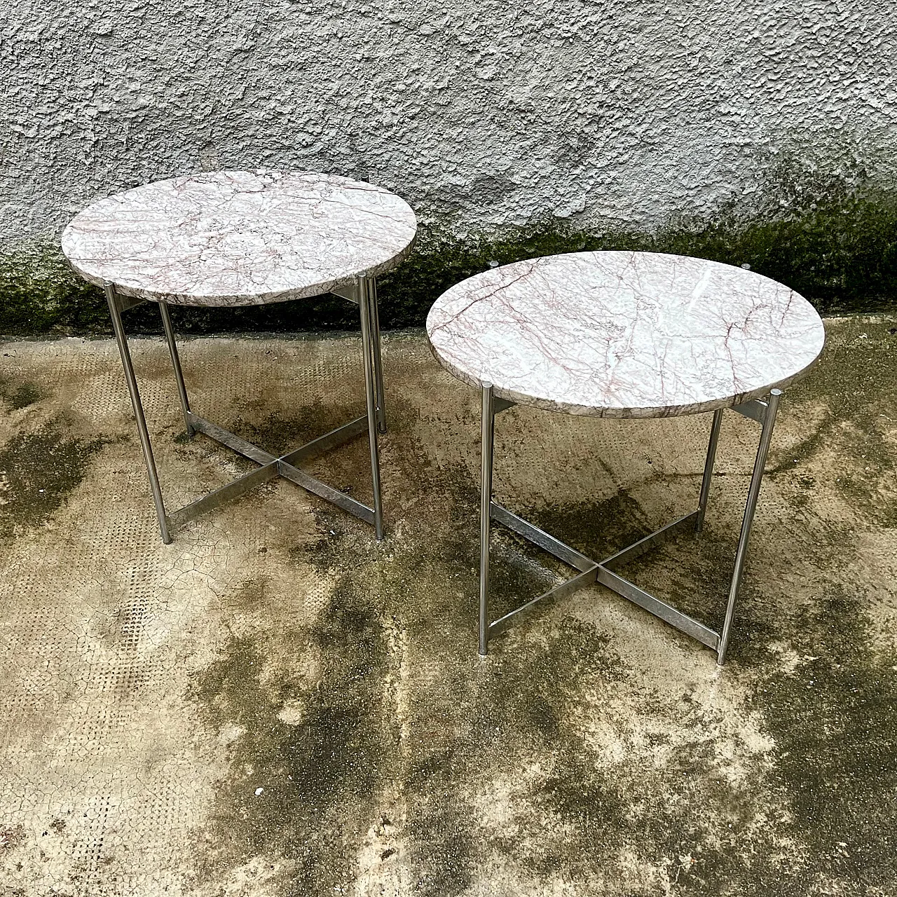 Pair of oval coffee tables in chrome-plated steel and marble, 1960s 3