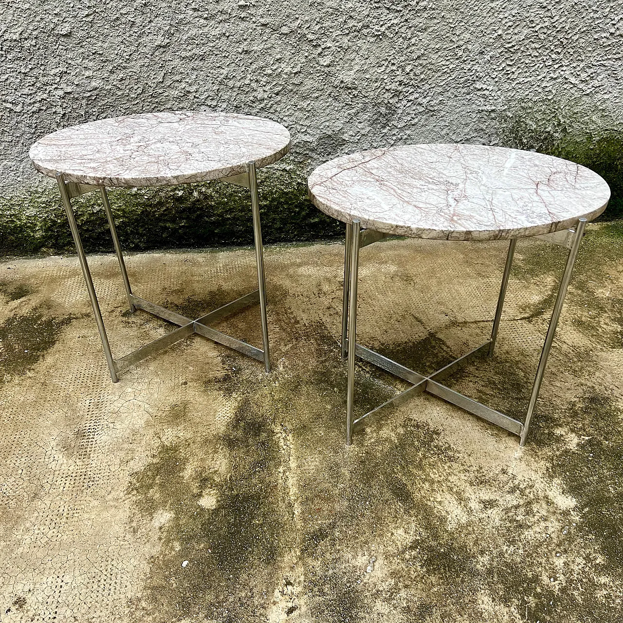 Pair of oval coffee tables in chrome-plated steel and marble, 1960s 4