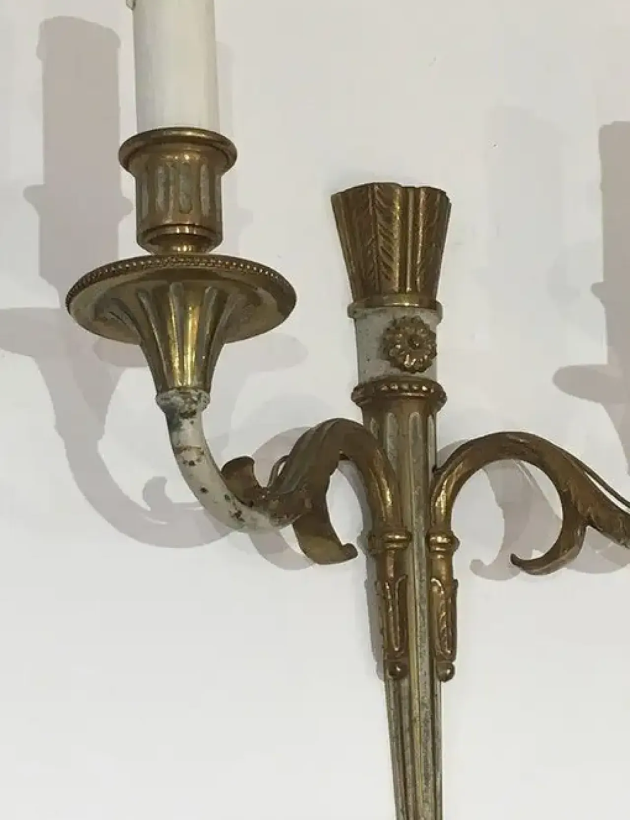 Pair of Louis XVI wall lamps in bronze and white paint, 1940s 3