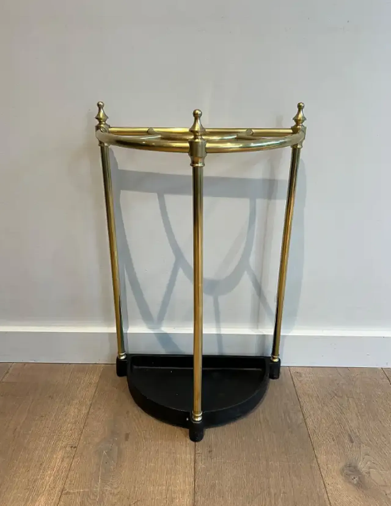 Rounded brass umbrella stand, early 20th century 9