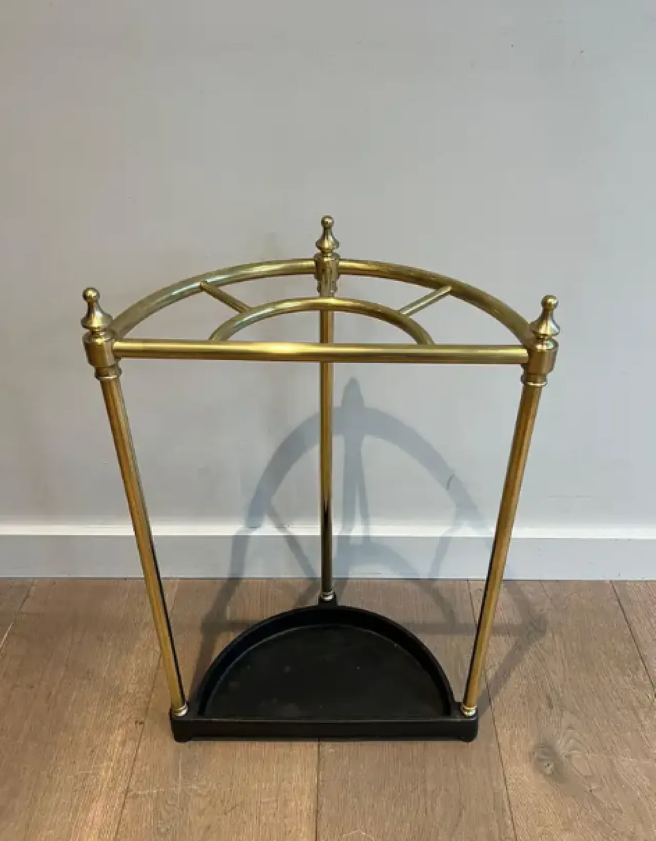 Rounded brass umbrella stand, early 20th century 10