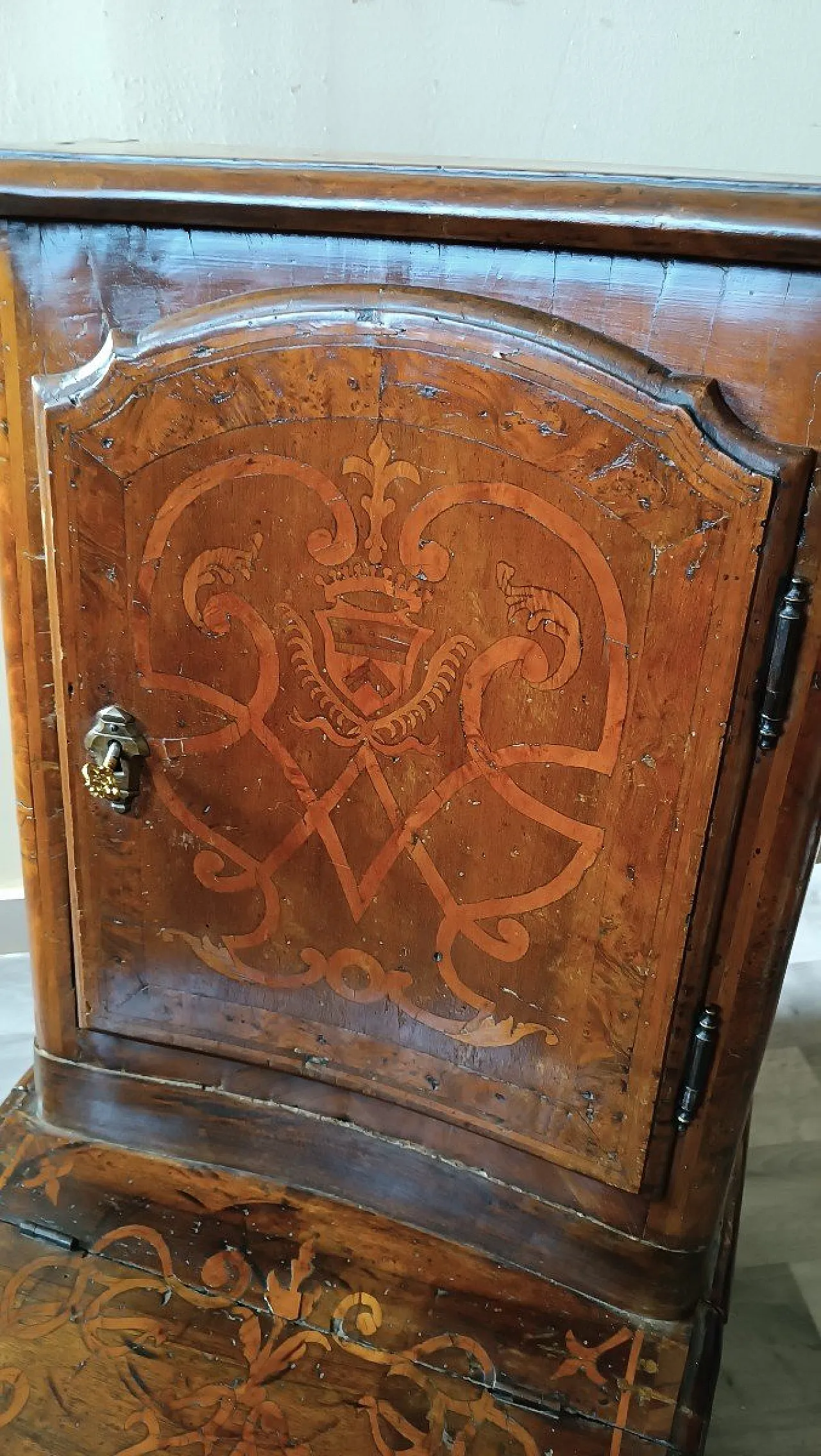 Solid walnut kneeler with maple inlays, 18th century 1