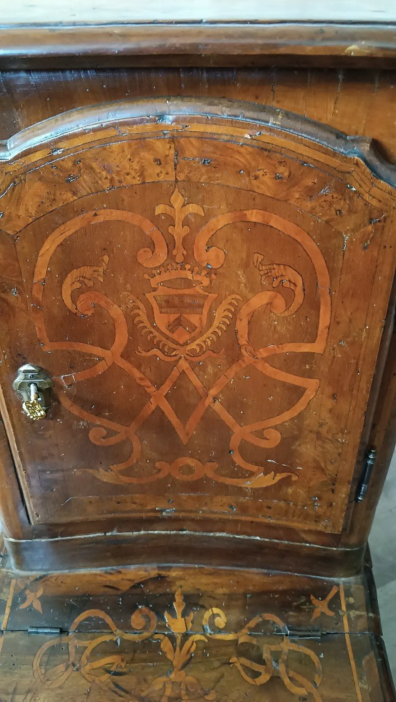 Solid walnut kneeler with maple inlays, 18th century 2