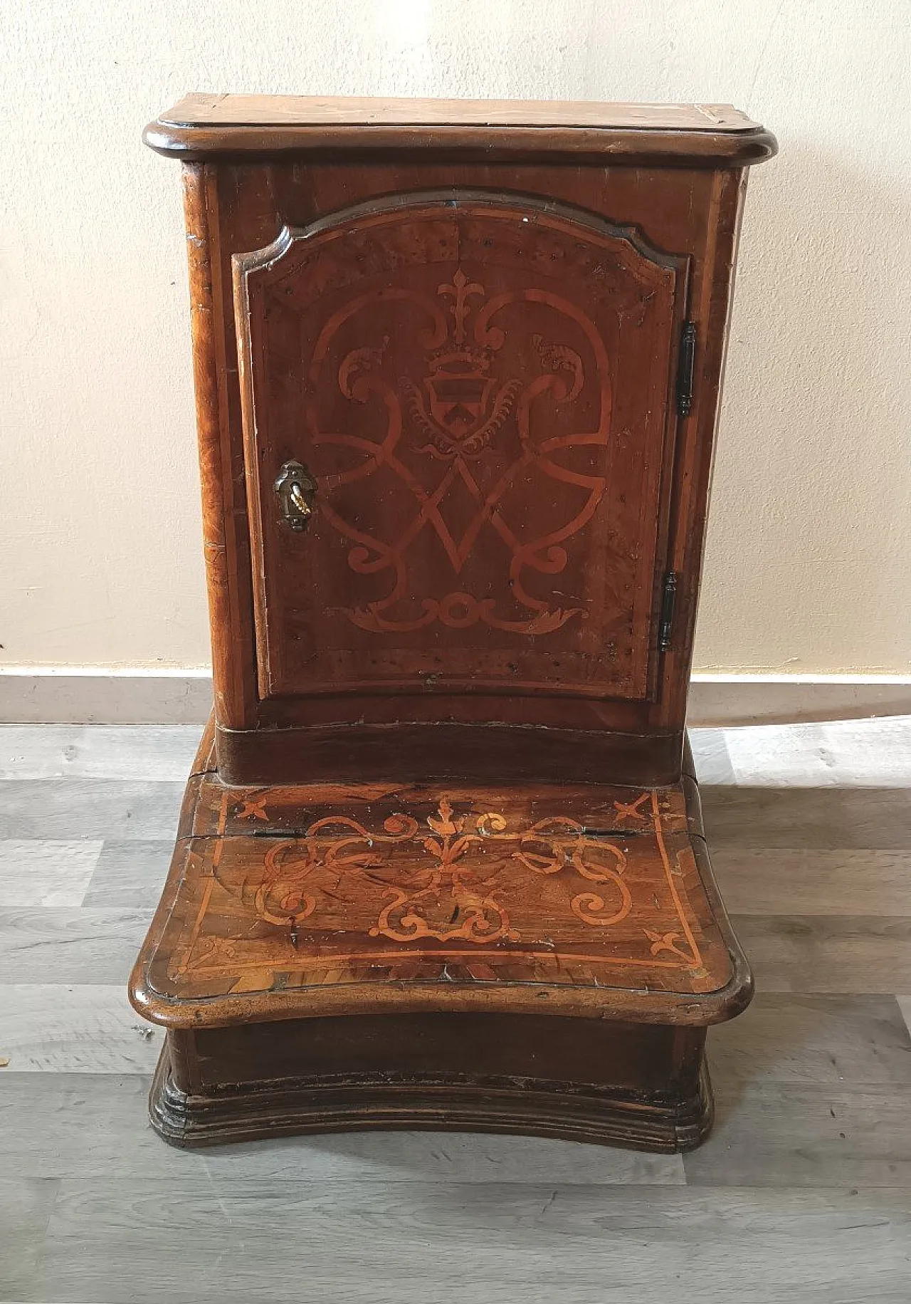 Solid walnut kneeler with maple inlays, 18th century 3