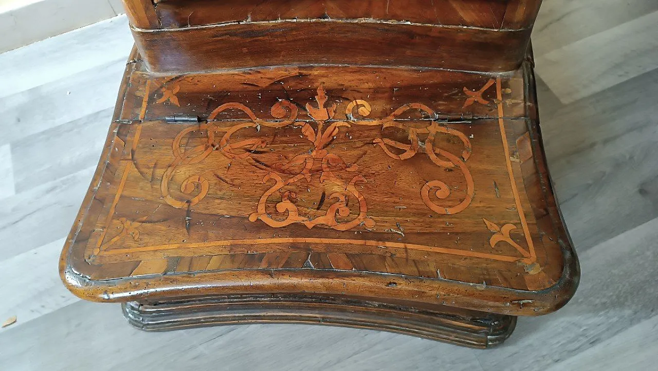 Solid walnut kneeler with maple inlays, 18th century 4