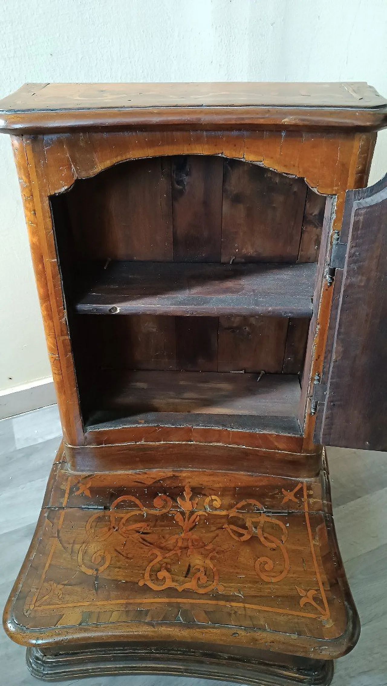 Solid walnut kneeler with maple inlays, 18th century 6