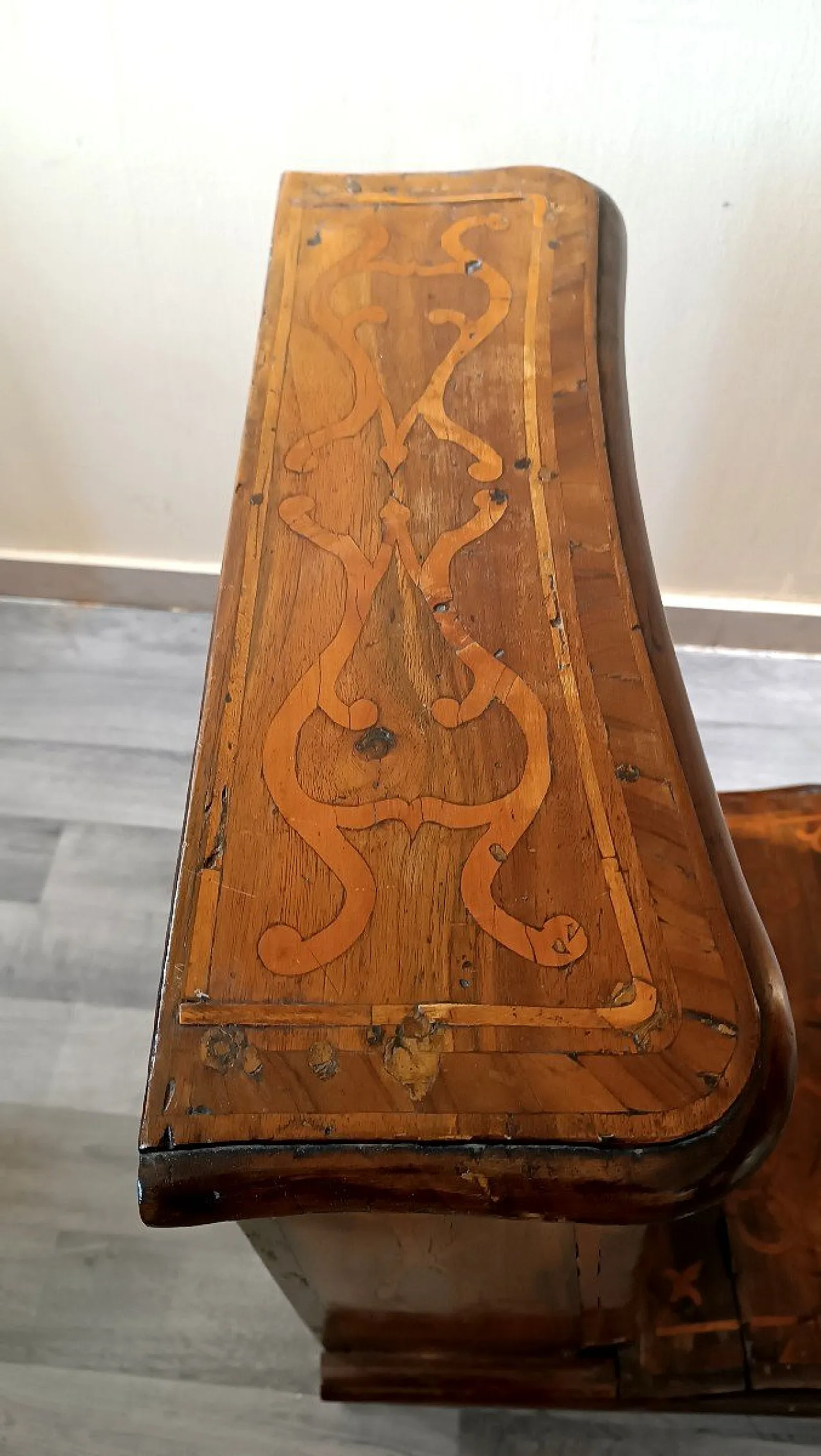 Solid walnut kneeler with maple inlays, 18th century 8