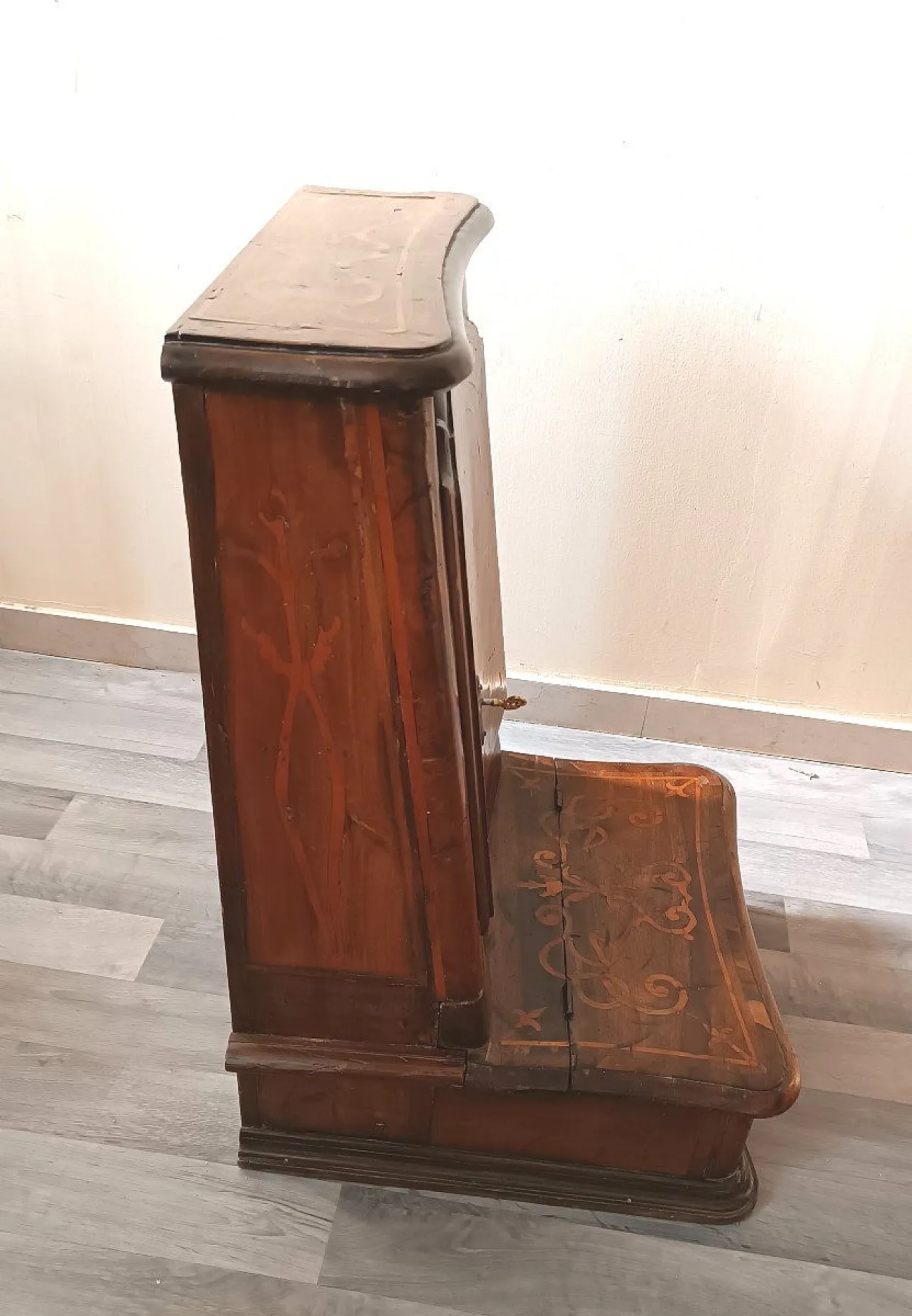 Solid walnut kneeler with maple inlays, 18th century 9