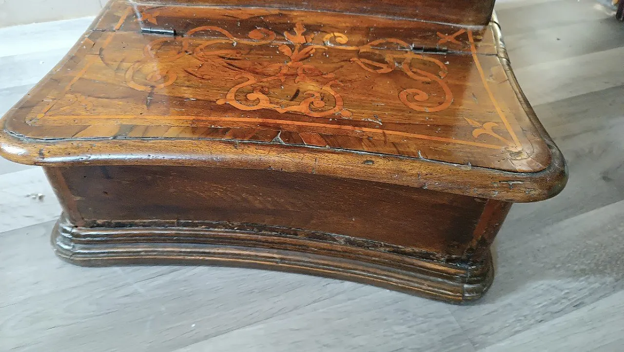 Solid walnut kneeler with maple inlays, 18th century 11