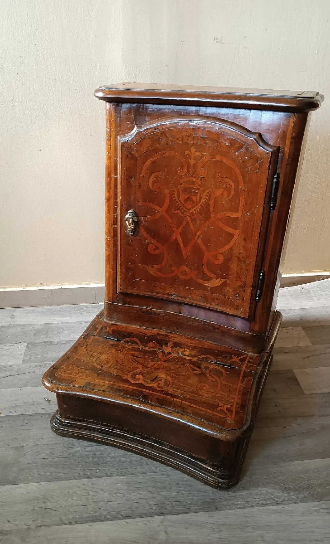 Solid walnut kneeler with maple inlays, 18th century 12