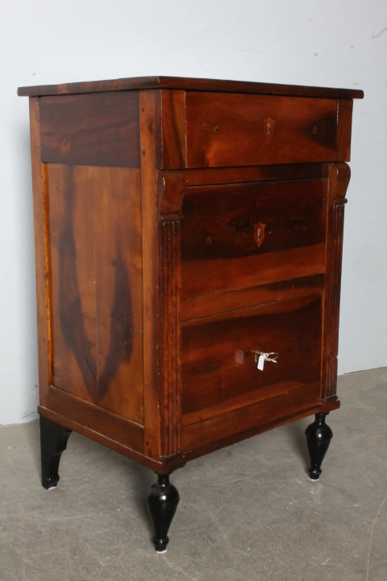 Sienese sideboard Louis XVI in solid walnut, late 18th century 1