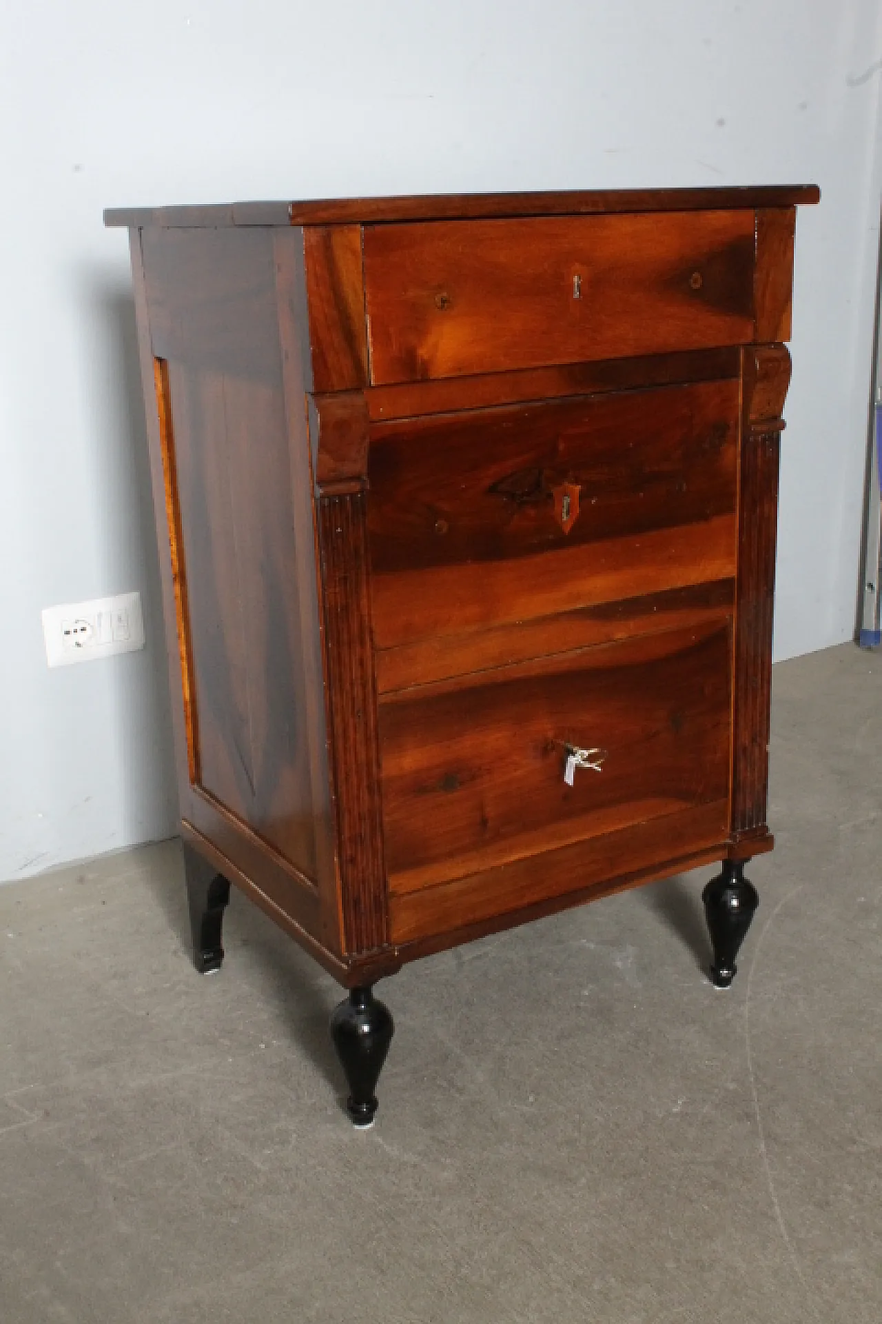 Sienese sideboard Louis XVI in solid walnut, late 18th century 3