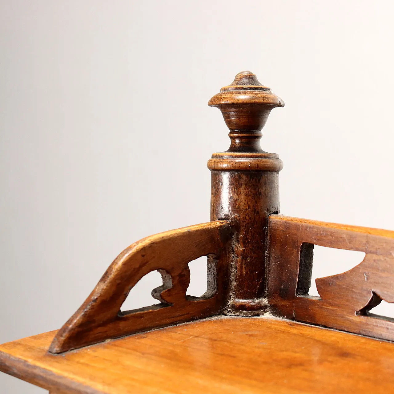 Walnut sideboard with riser and curved uprights, 19th century 5