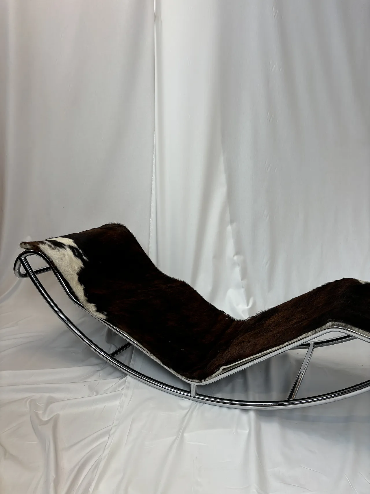 4 chaise longue di Le Corbusier per Cassina, anni '90 1