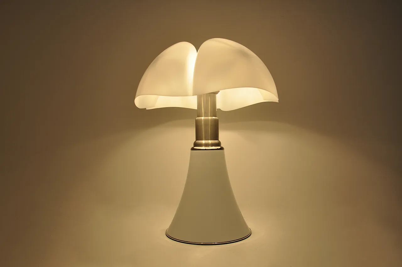 White Pipistrello Table Lamp by Gae Aulenti for Martinelli Luce 2