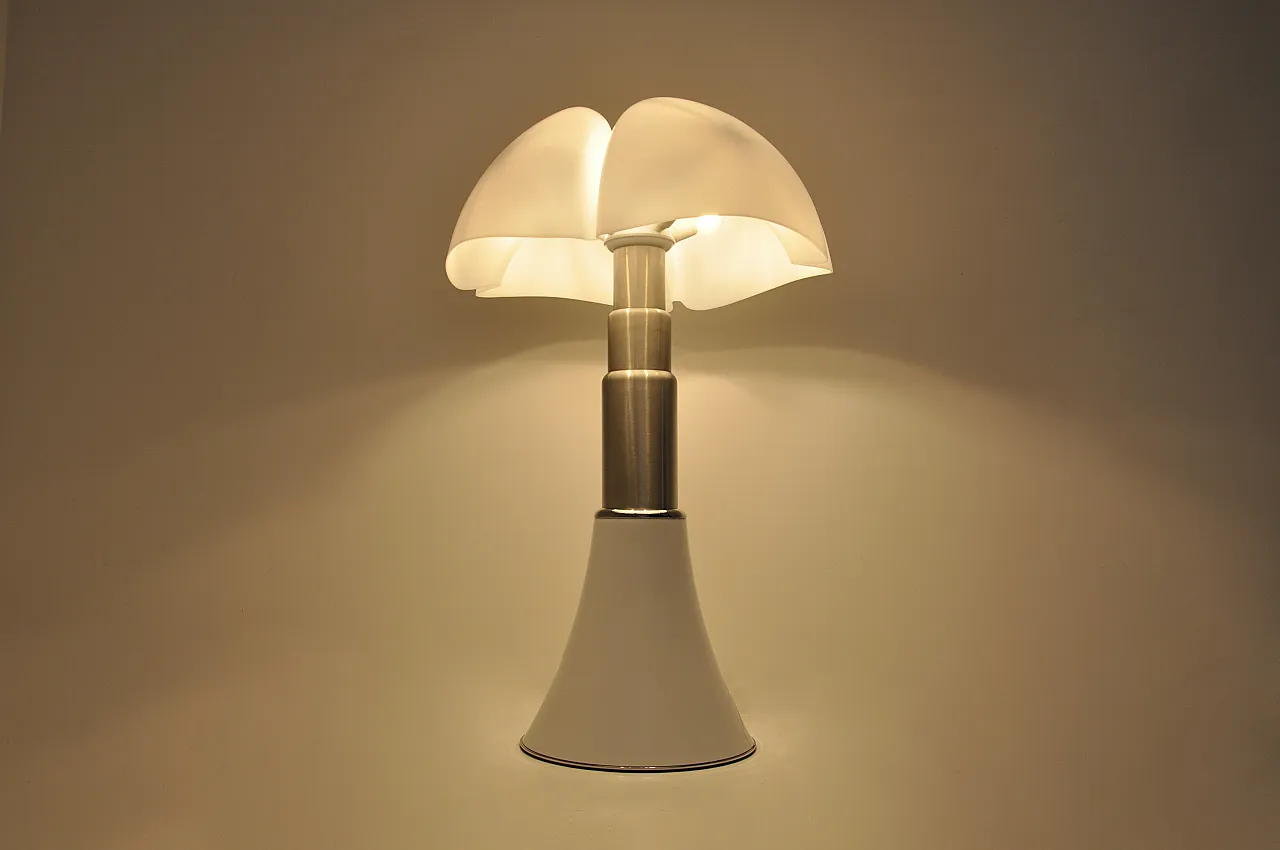 White Pipistrello Table Lamp by Gae Aulenti for Martinelli Luce 4