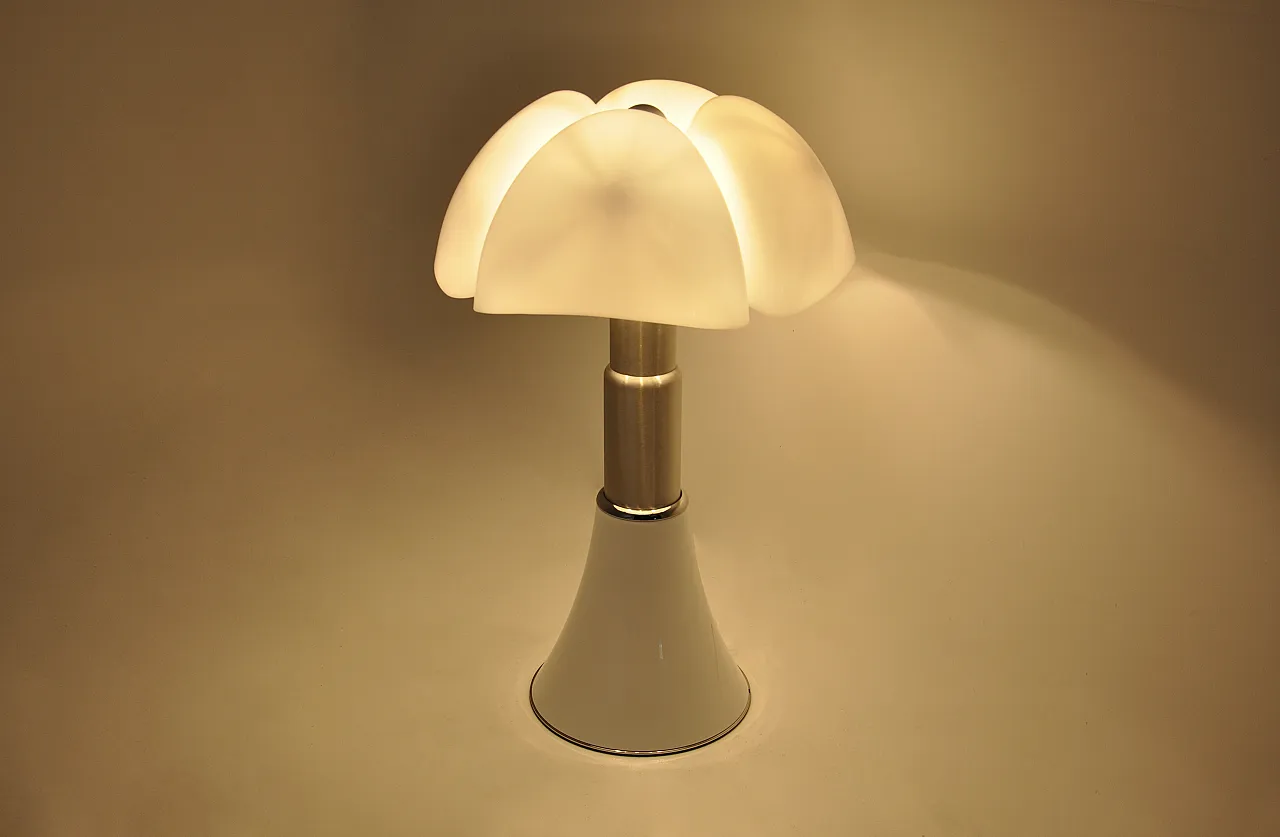 White Pipistrello Table Lamp by Gae Aulenti for Martinelli Luce 8