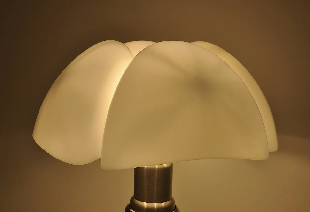 White Pipistrello Table Lamp by Gae Aulenti for Martinelli Luce 11