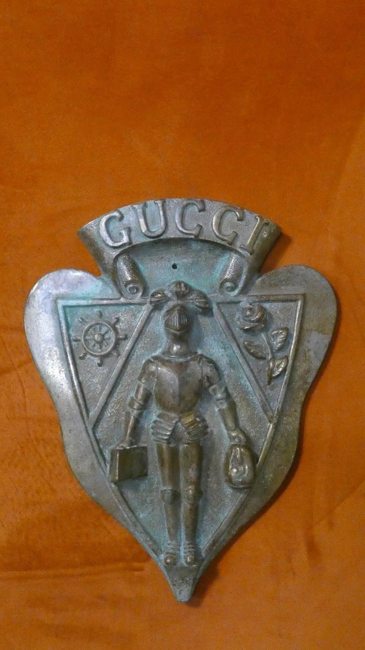 Guccio Gucci Stemma ad altorilievo in bronzo fuso, Italia, XX secolo 2