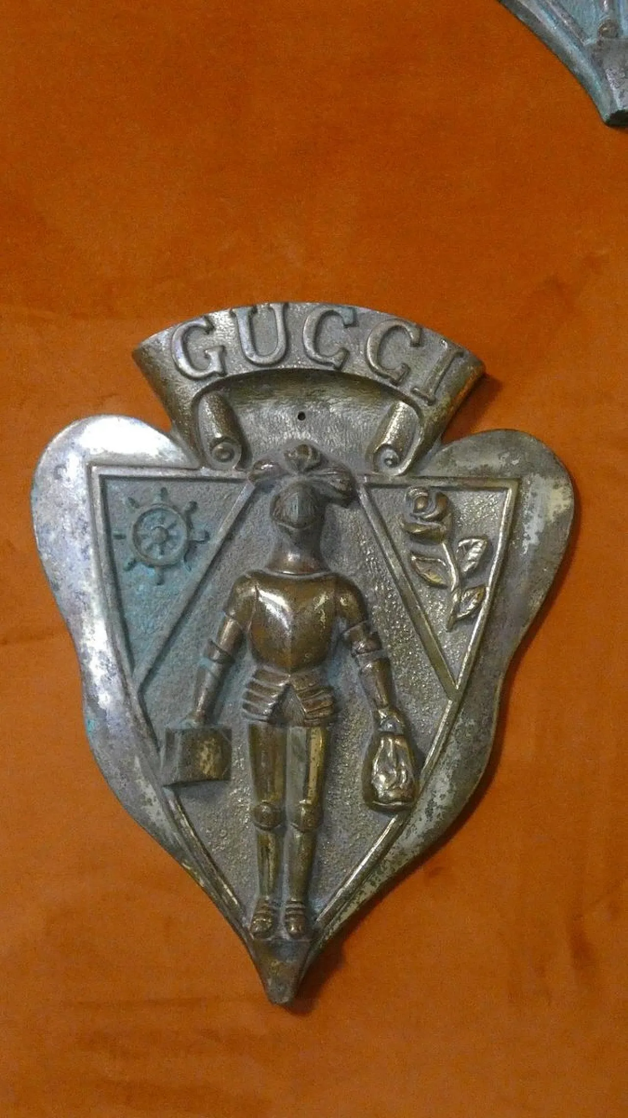 Guccio Gucci Stemma ad altorilievo in bronzo fuso, Italia, XX secolo 3