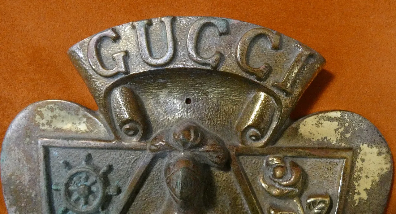 Guccio Gucci Stemma ad altorilievo in bronzo fuso, Italia, XX secolo 4