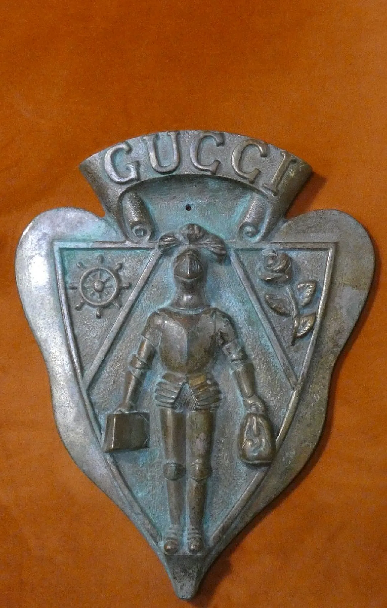 Guccio Gucci Stemma ad altorilievo in bronzo fuso, Italia, XX secolo 12