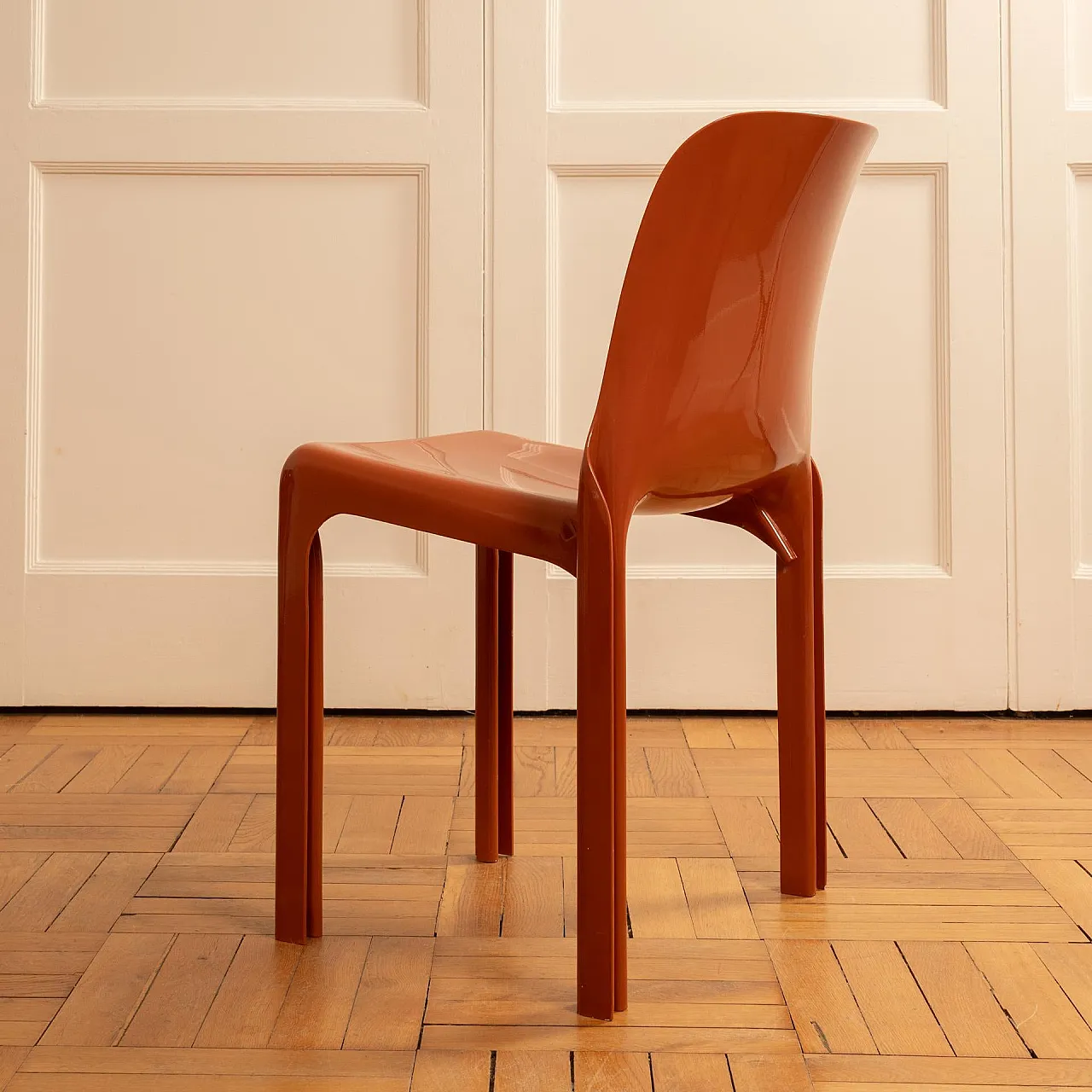 6 Ochre-coloured resin chairs by Vico Magistretti, 1970s 7