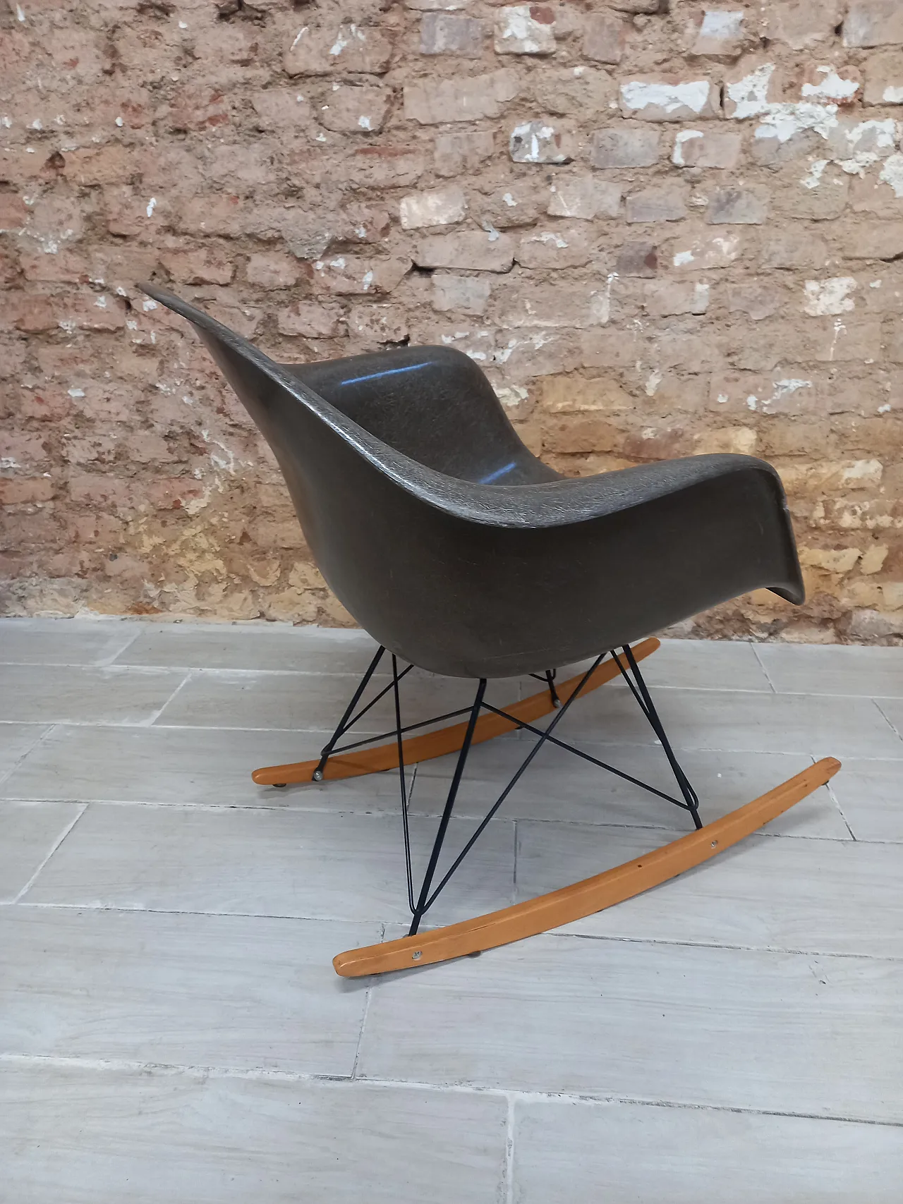 Charles Eames Vitra rocking chair 4