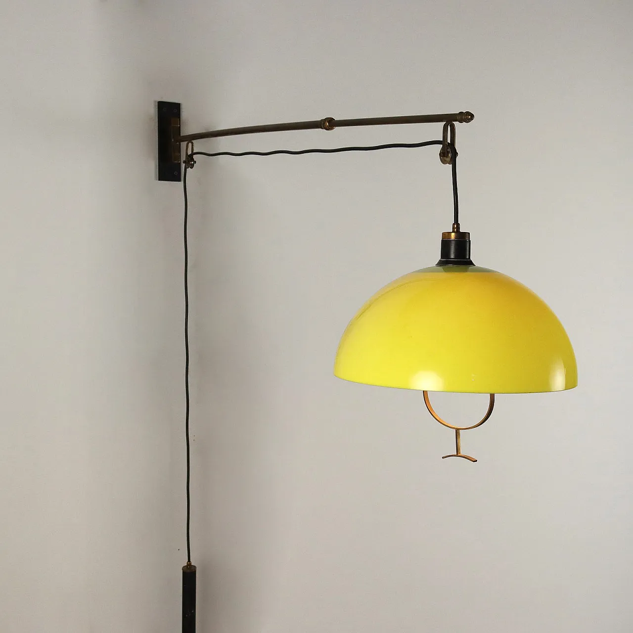 Lampada in metallo e ottone con paralume giallo, anni '60 4