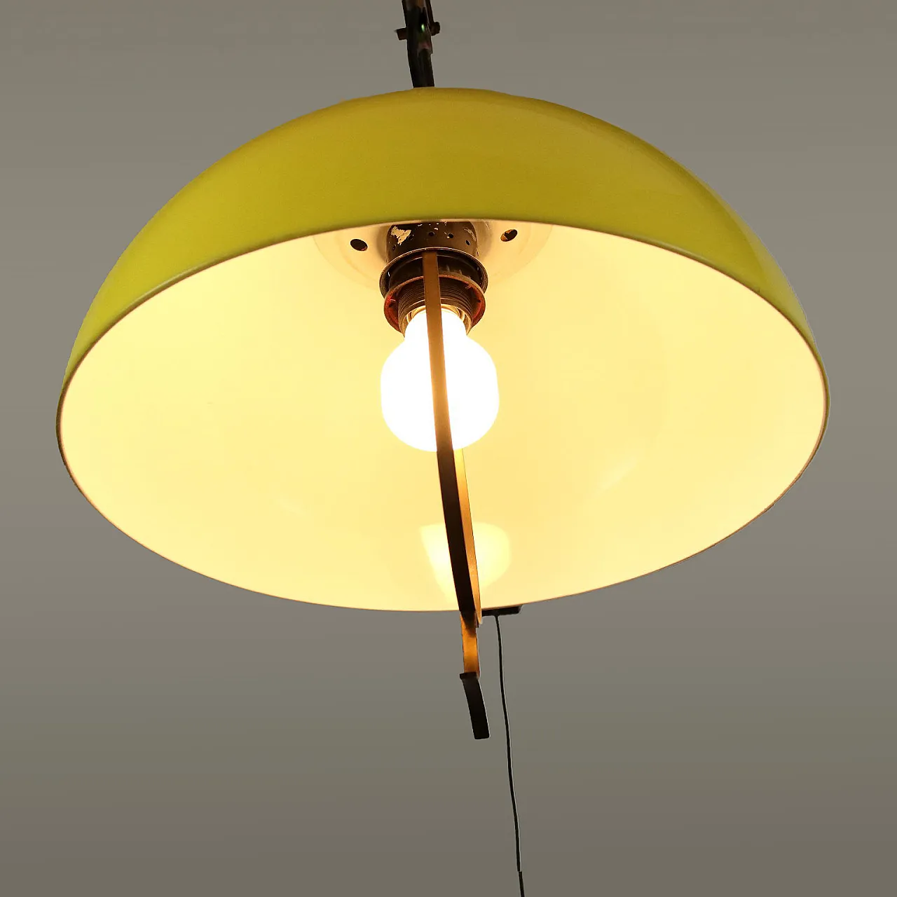 Lampada in metallo e ottone con paralume giallo, anni '60 8