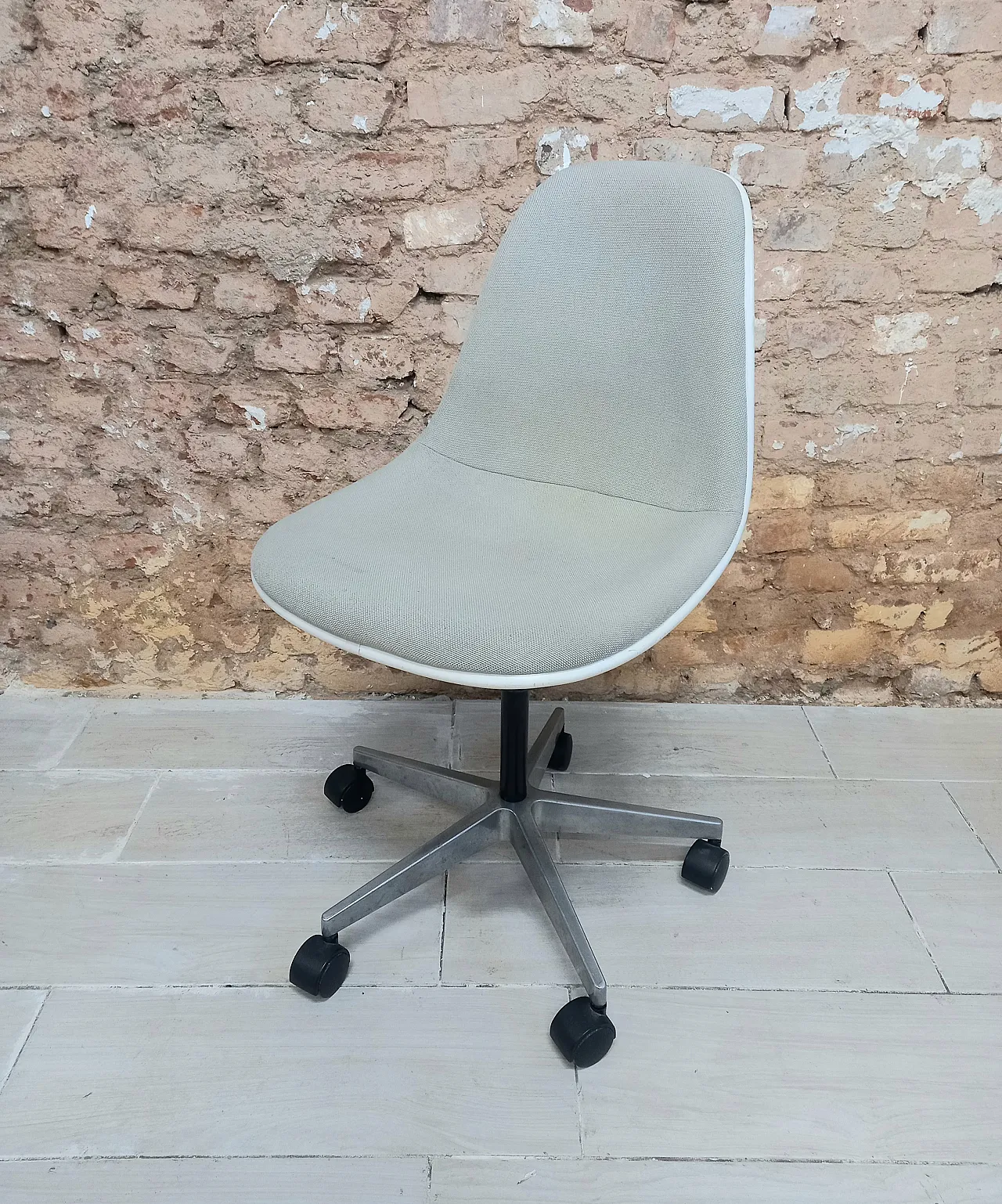 Charles Eames fiberglass chair with casters, 70s 1