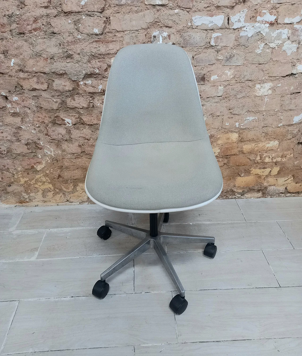 Charles Eames fiberglass chair with casters, 70s 2