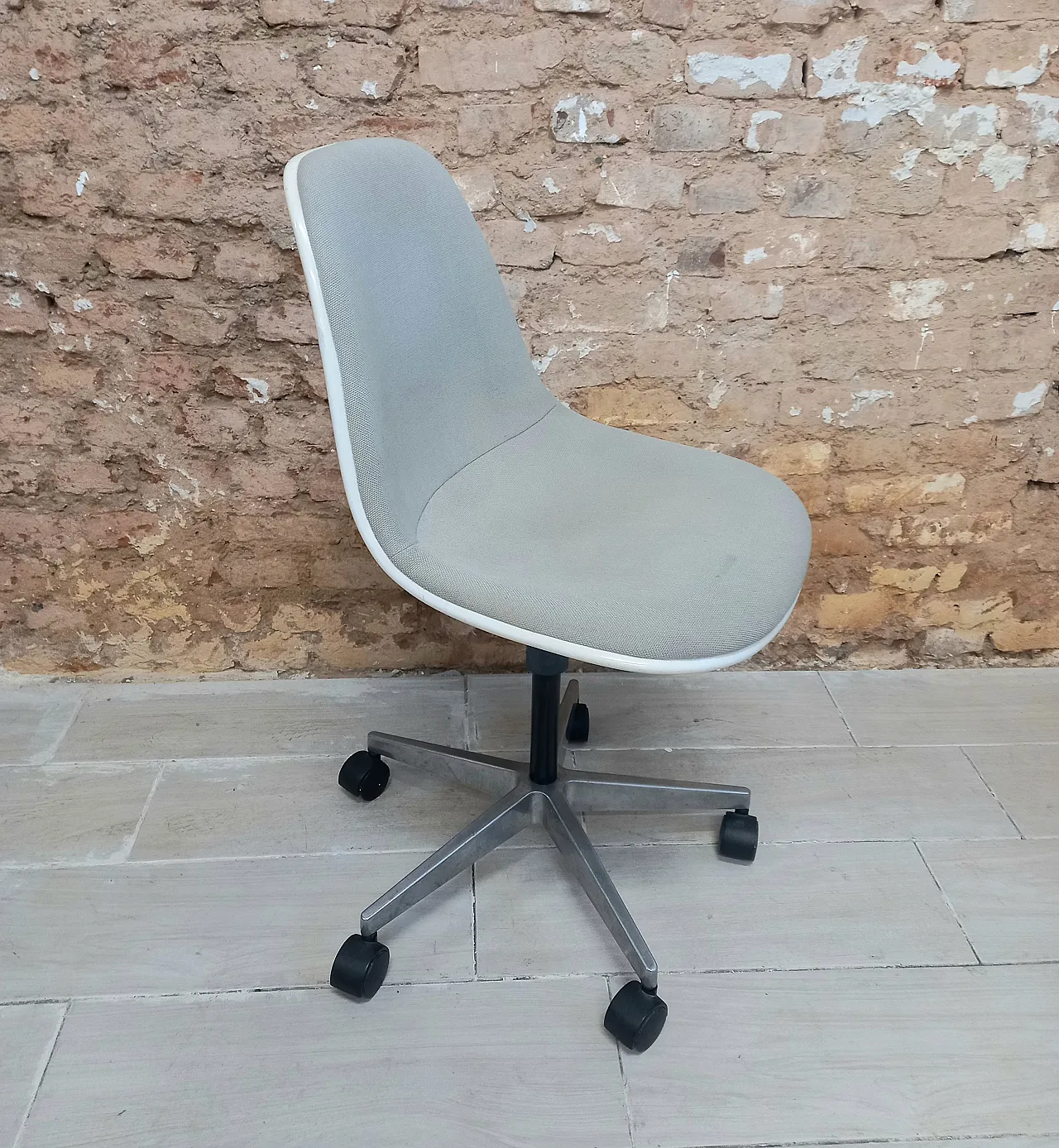 Charles Eames fiberglass chair with casters, 70s 3