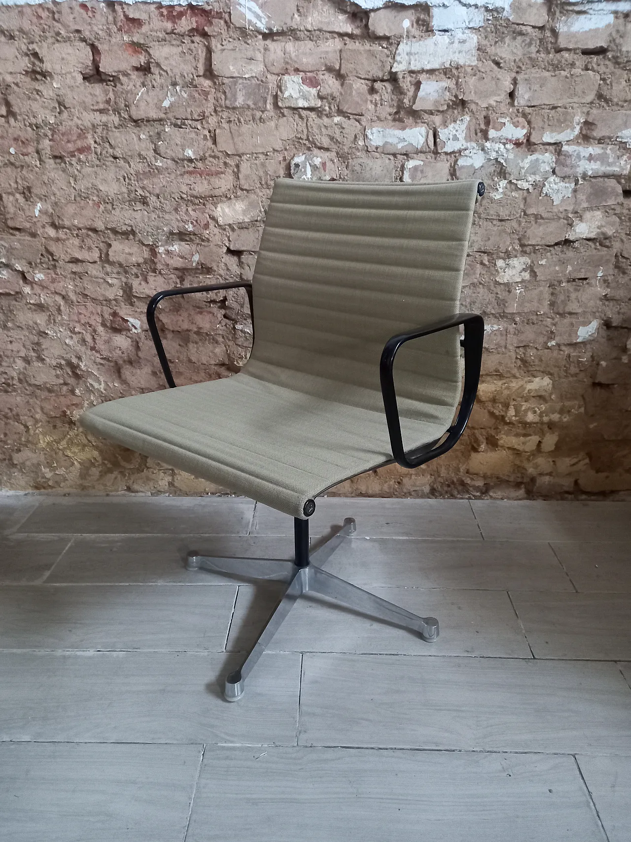 Poltroncina da ufficio Aluminium Group Charles Eames 1