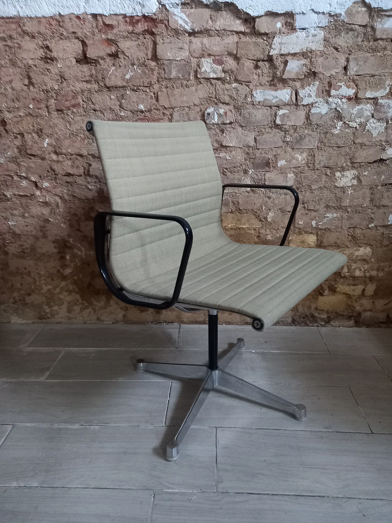 Poltroncina da ufficio Aluminium Group Charles Eames 3