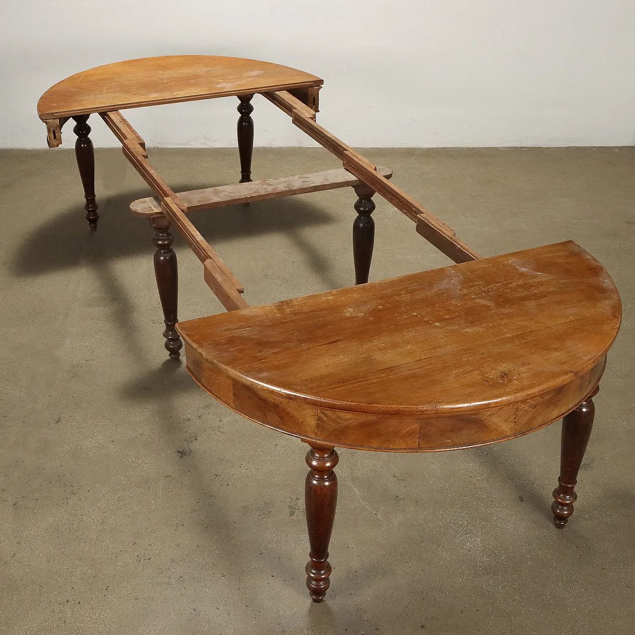 Walnut extending table with round top and turned legs, 19th century 3