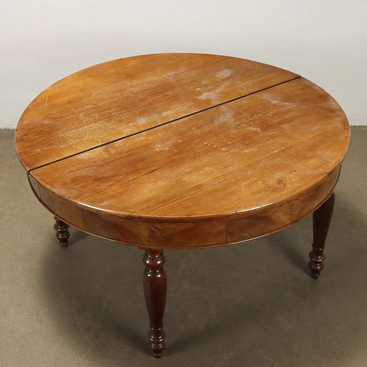 Walnut extending table with round top and turned legs, 19th century 4