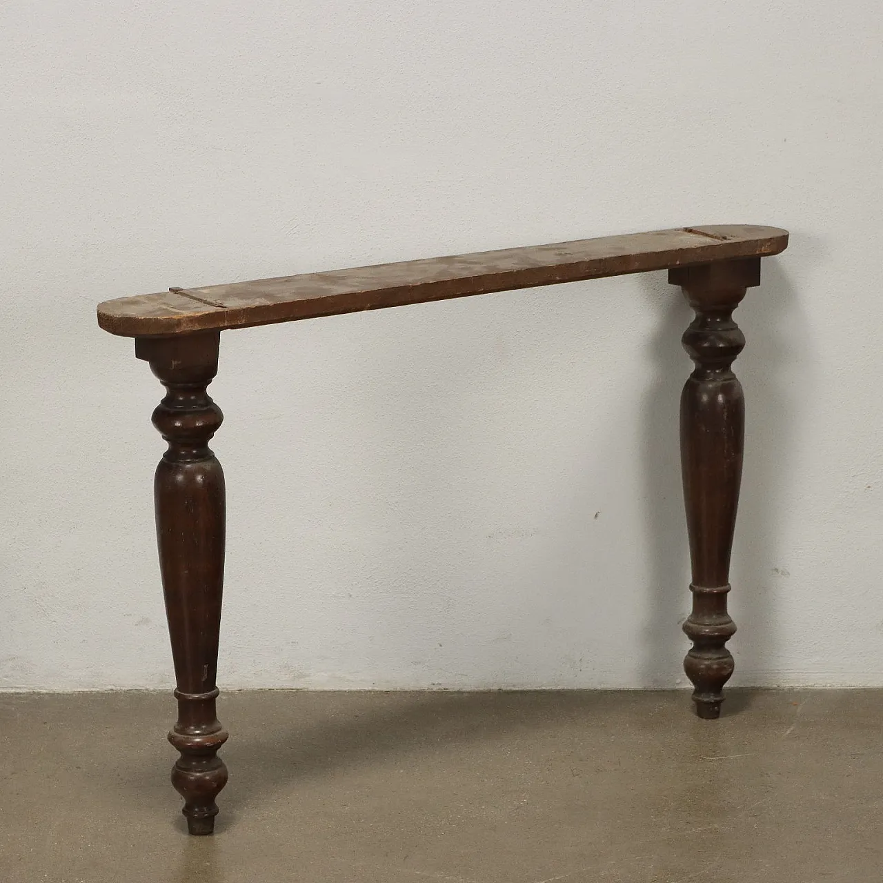 Walnut extending table with round top and turned legs, 19th century 5