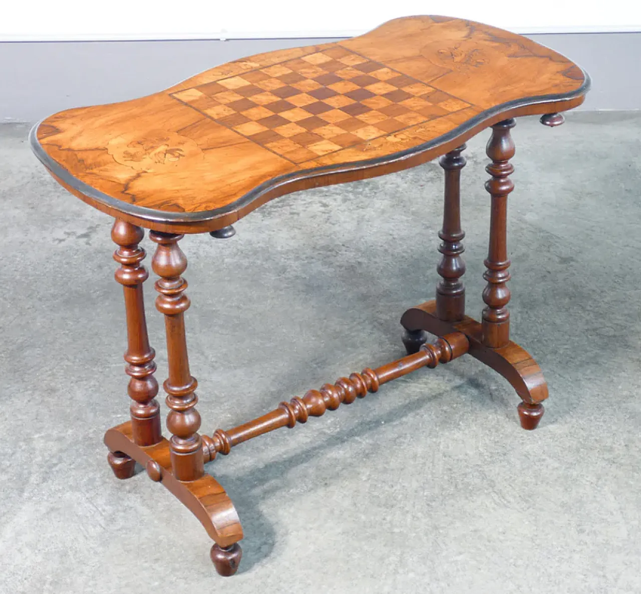 Walnut game table with chessboard, 19th century 5