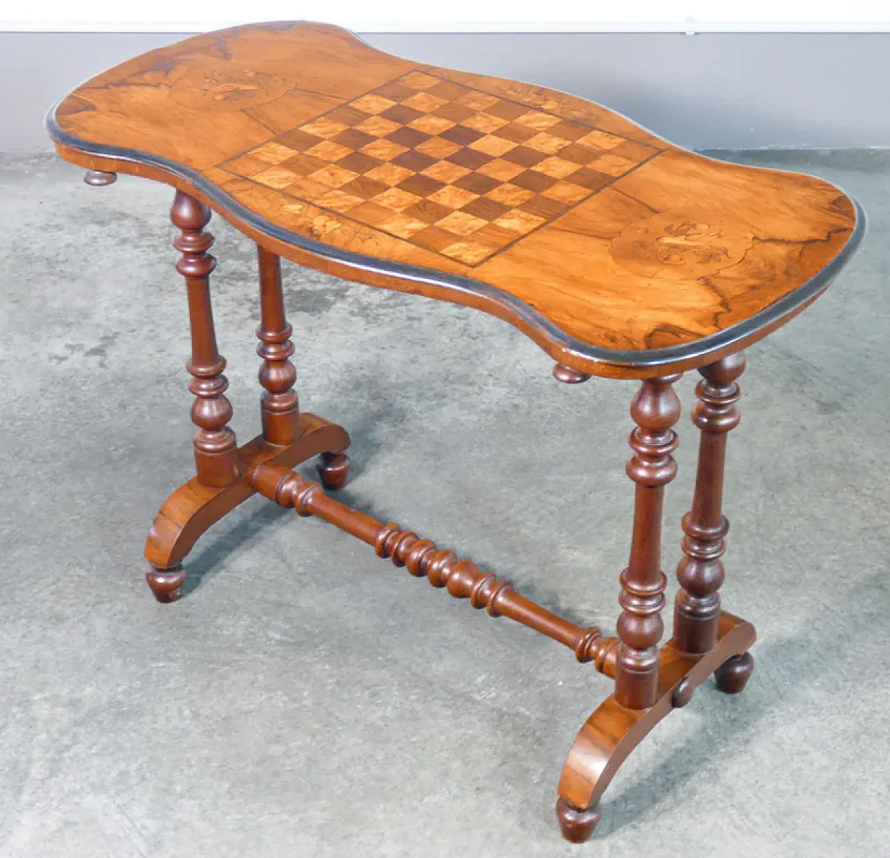 Walnut game table with chessboard, 19th century 7