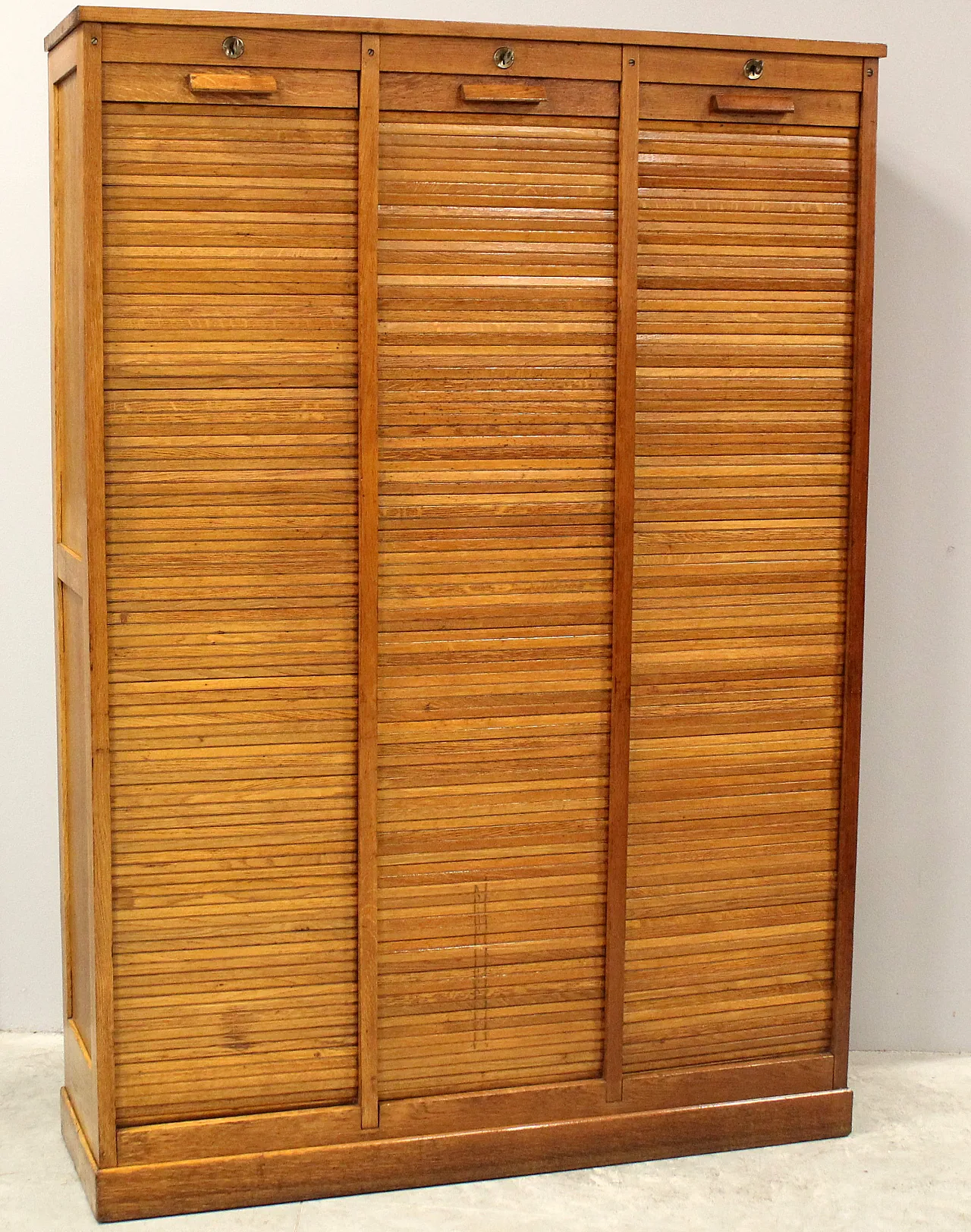 Filing cabinet with oak filing cabinet shutter, early 20th century 1