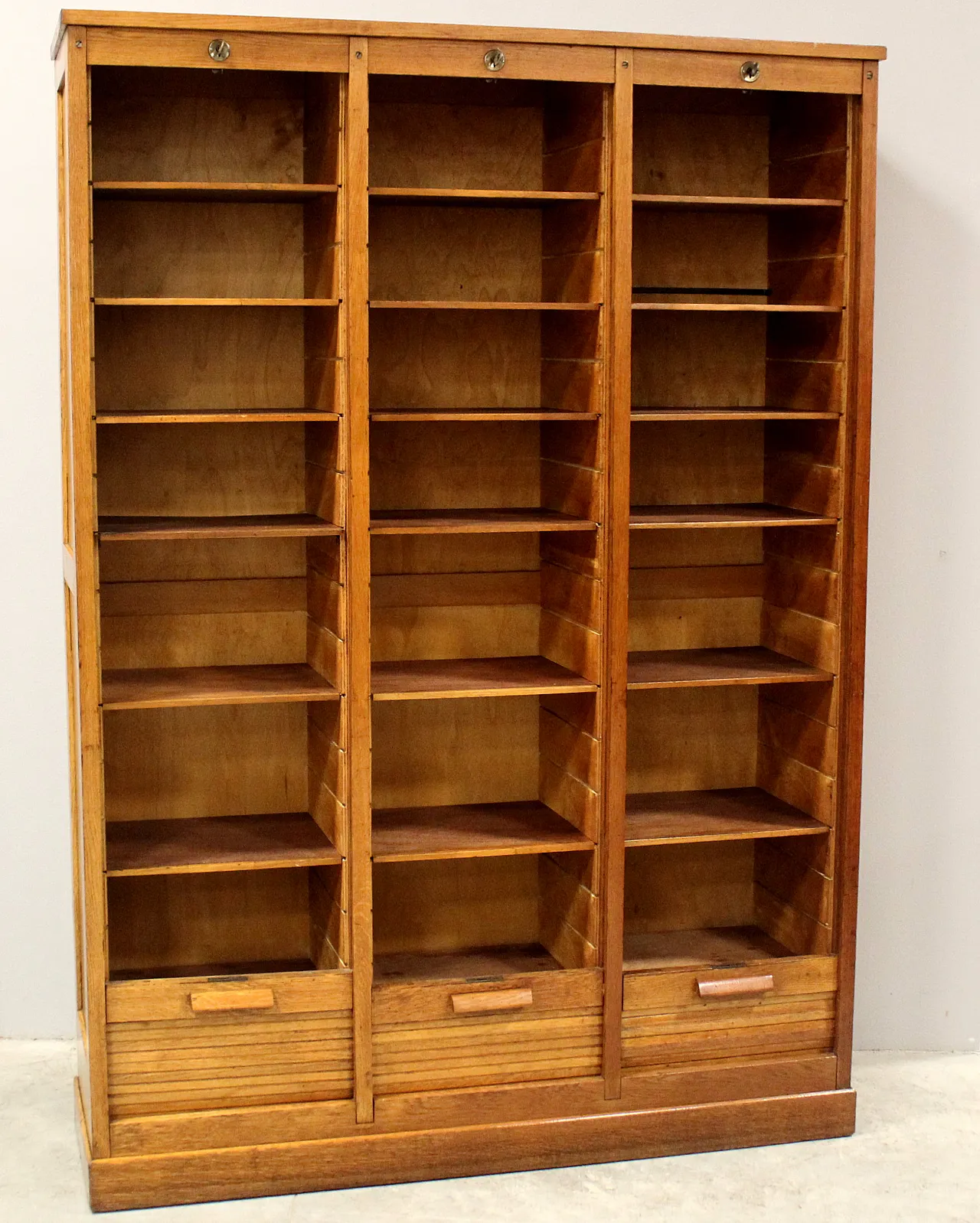 Filing cabinet with oak filing cabinet shutter, early 20th century 6