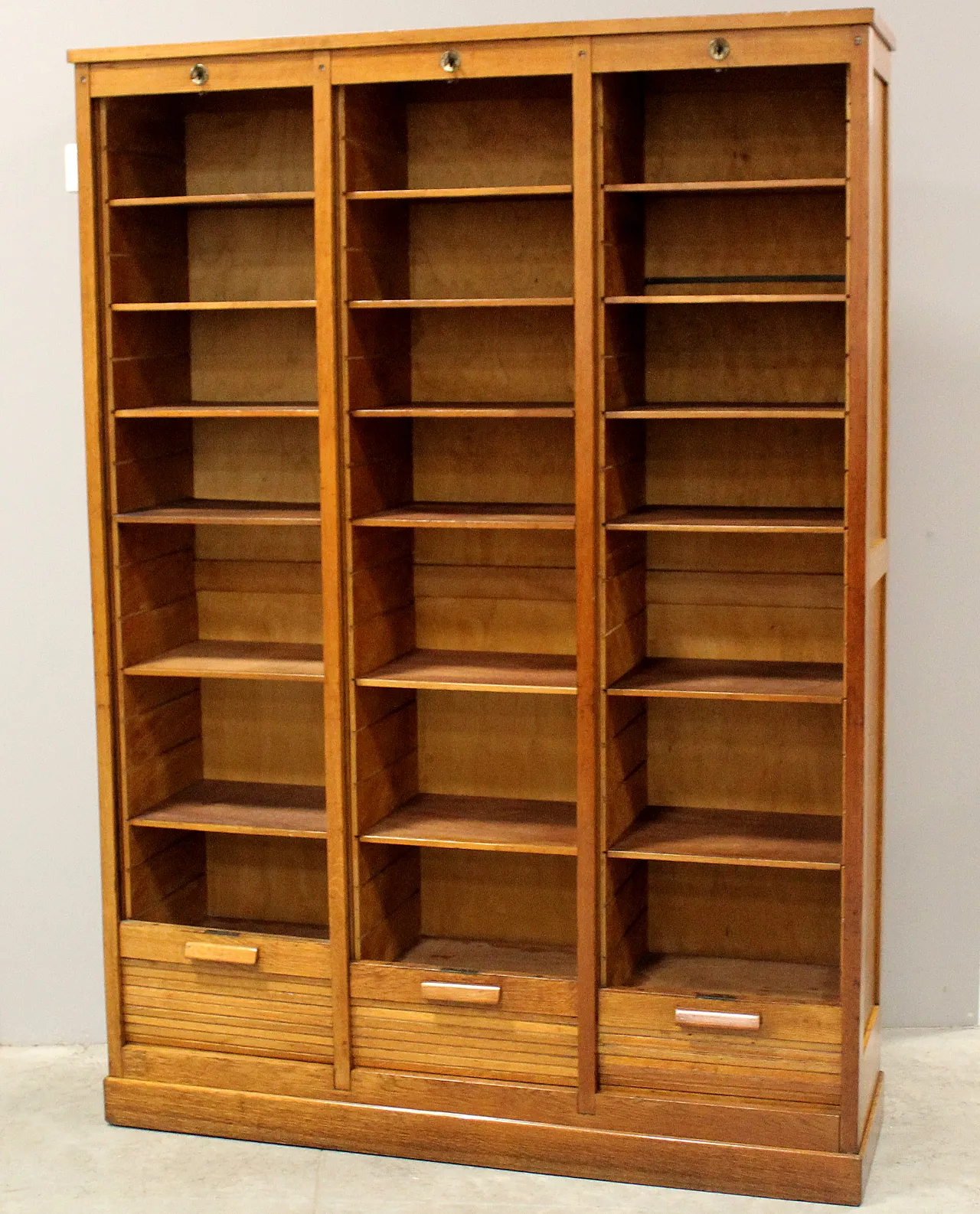 Filing cabinet with oak filing cabinet shutter, early 20th century 7