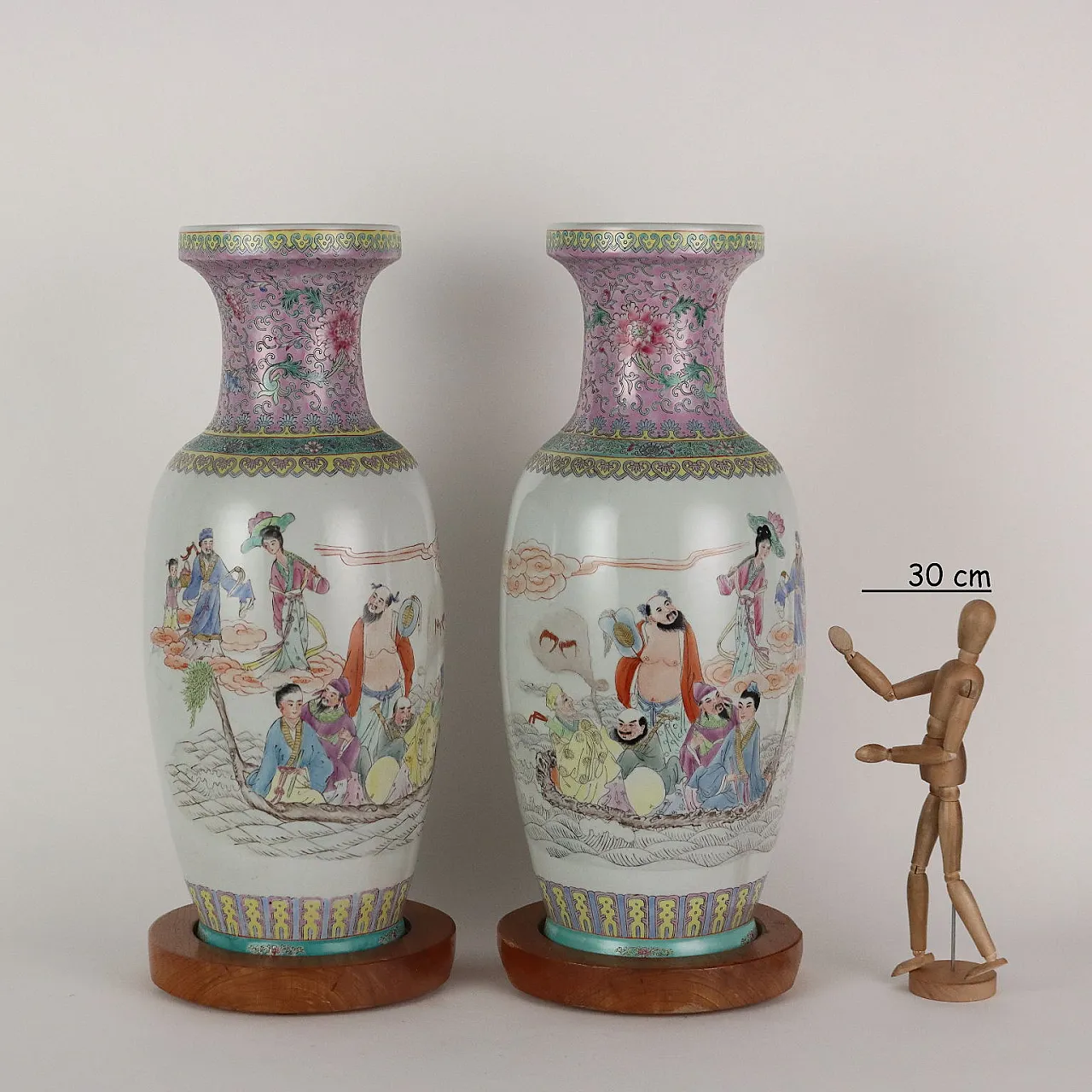 Pair of porcelain and wood vases, 20th century 2