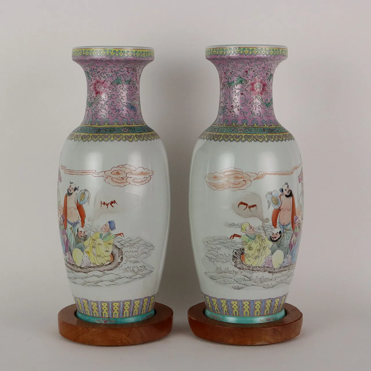 Pair of porcelain and wood vases, 20th century 8