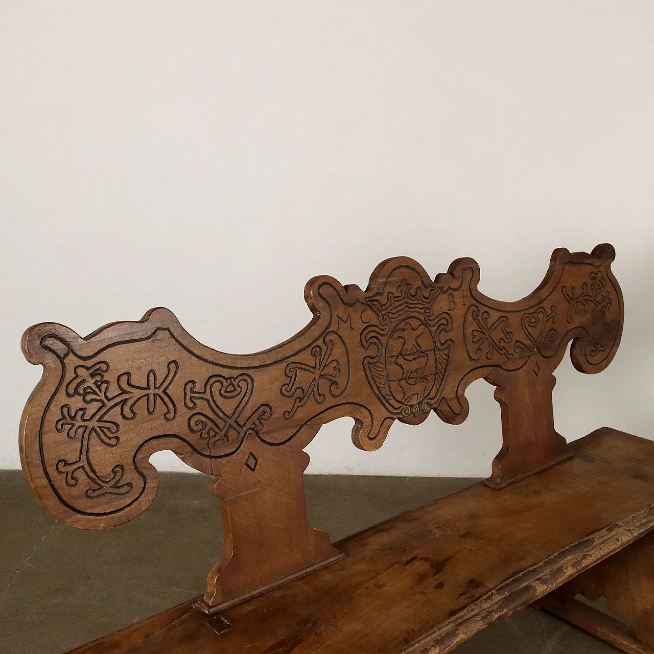 Baroque carved walnut bench with heraldic coat of arms, 18th century 3